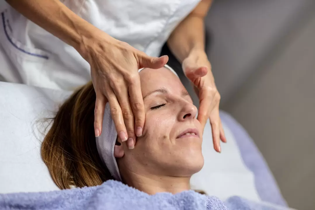 The esthetician will determine based on the condition of the skin which hardware rejuvenation technique should be used. 